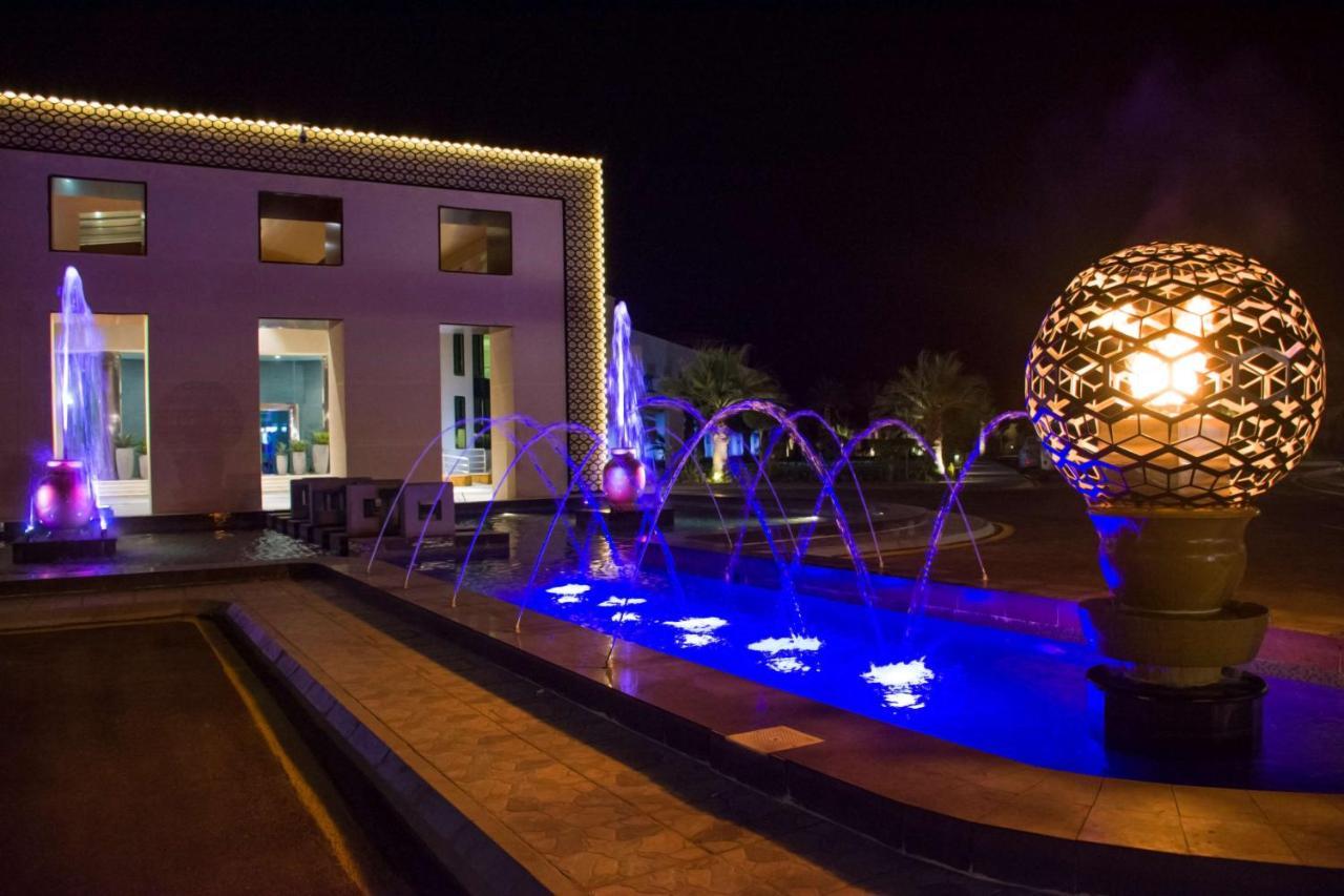 Radisson Blu Resort, Al Khobar Half Moon Bay Exterior foto Fountain at the hotel