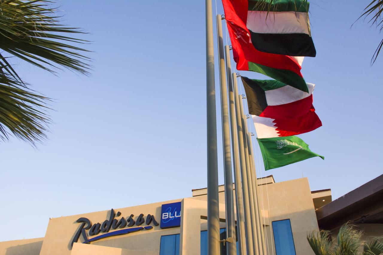 Radisson Blu Resort, Al Khobar Half Moon Bay Exterior foto Flags of the six Gulf Cooperation Council nations at a hotel in the United Arab Emirates