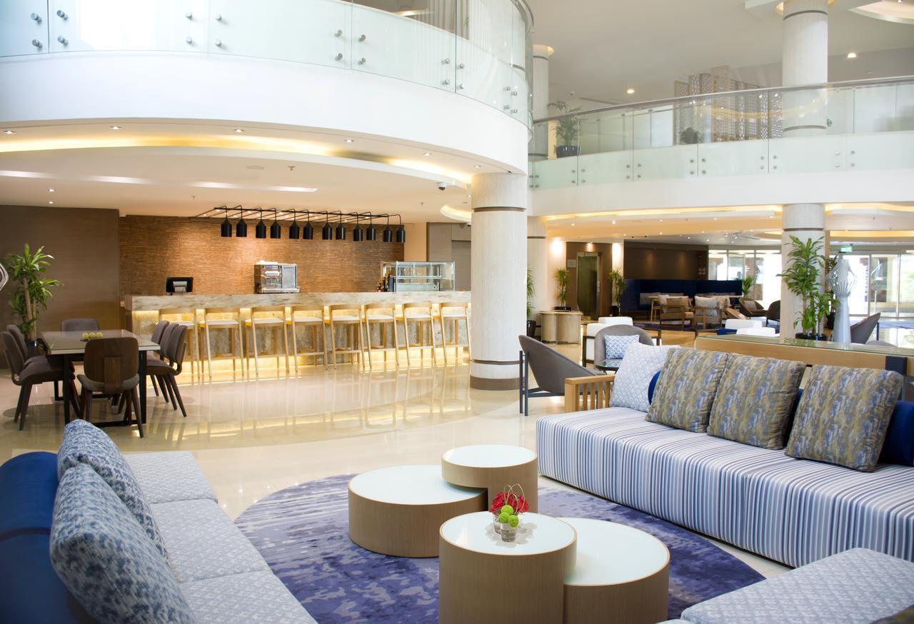 Radisson Blu Resort, Al Khobar Half Moon Bay Exterior foto The lobby of the hotel