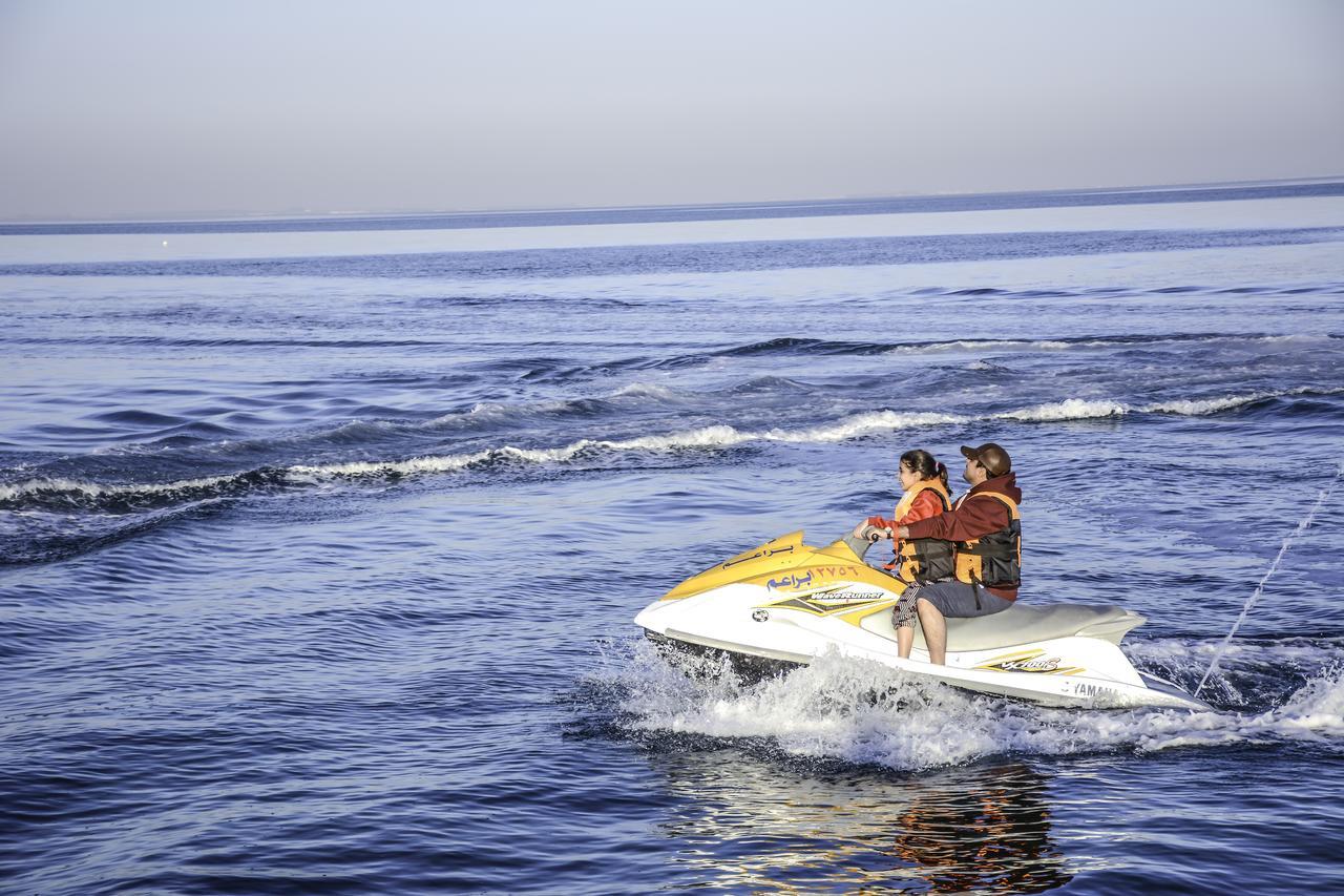 Radisson Blu Resort, Al Khobar Half Moon Bay Exterior foto Jet skiing in the Mediterranean