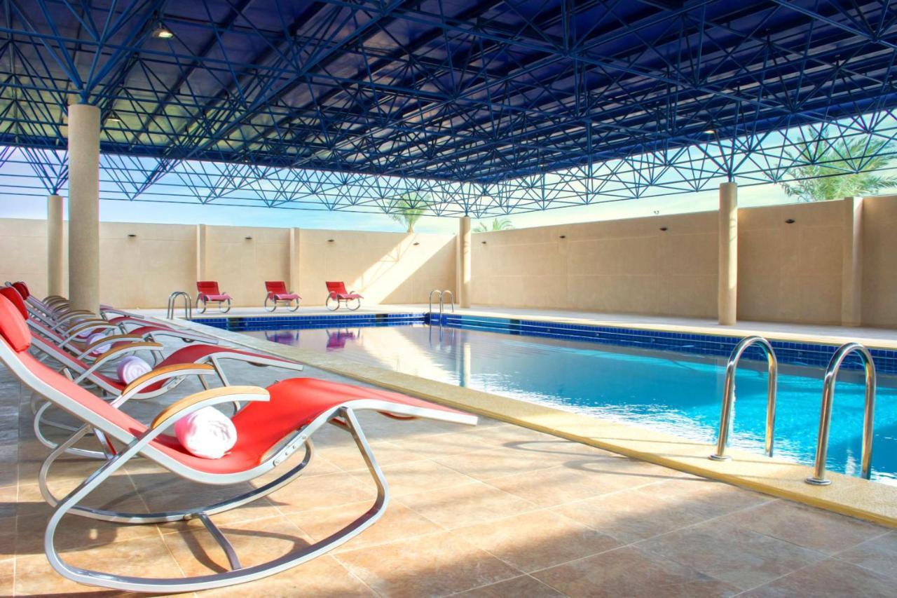 Radisson Blu Resort, Al Khobar Half Moon Bay Exterior foto Swimming pool at the hotel